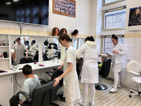 Navštívily jsme kadeřnictví a zahrály si na pekaře